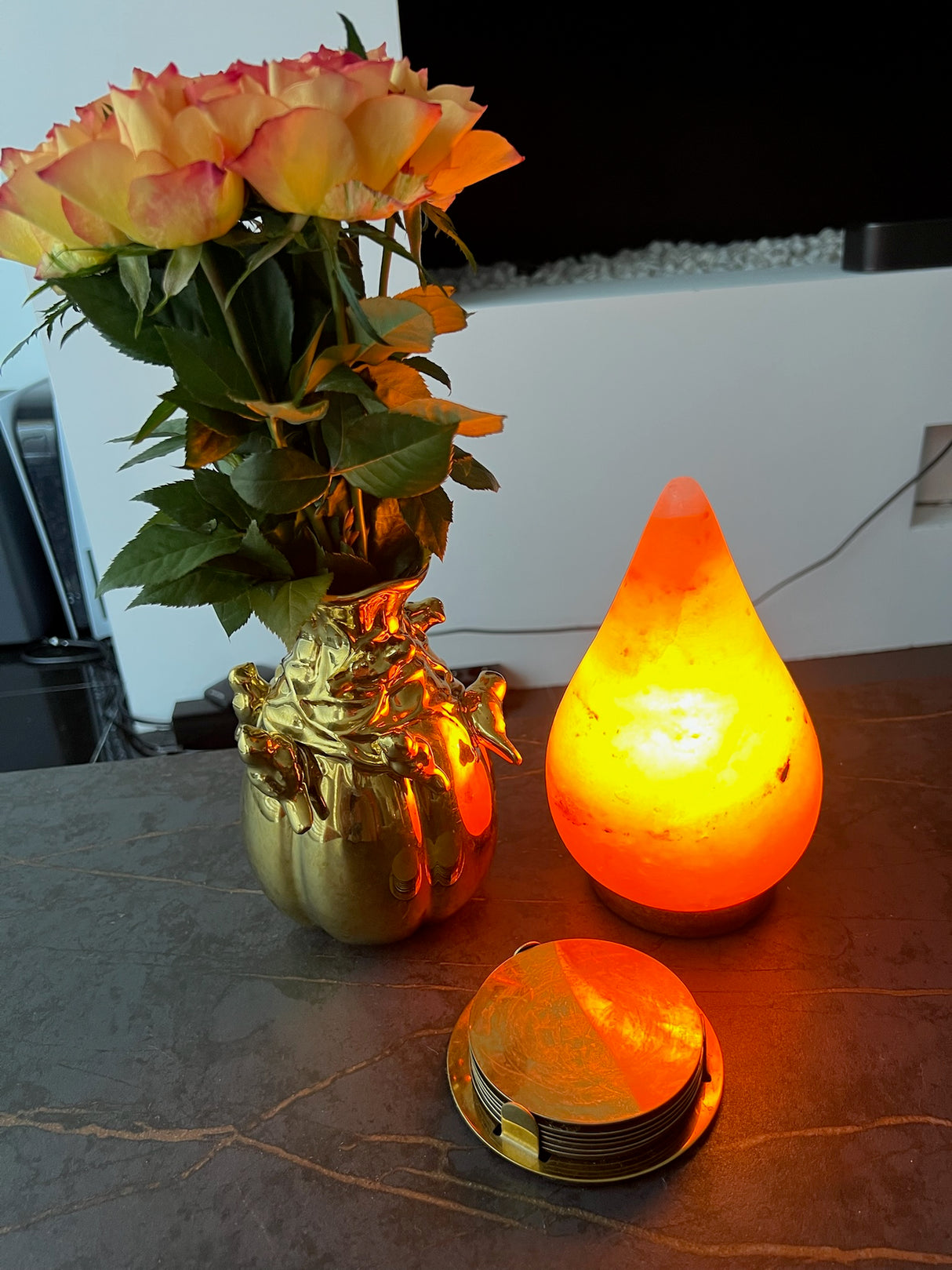 Himalaya Zoutlamp in druppelvorm van roze zoutkristal op houten voet, met warm licht en dimmer