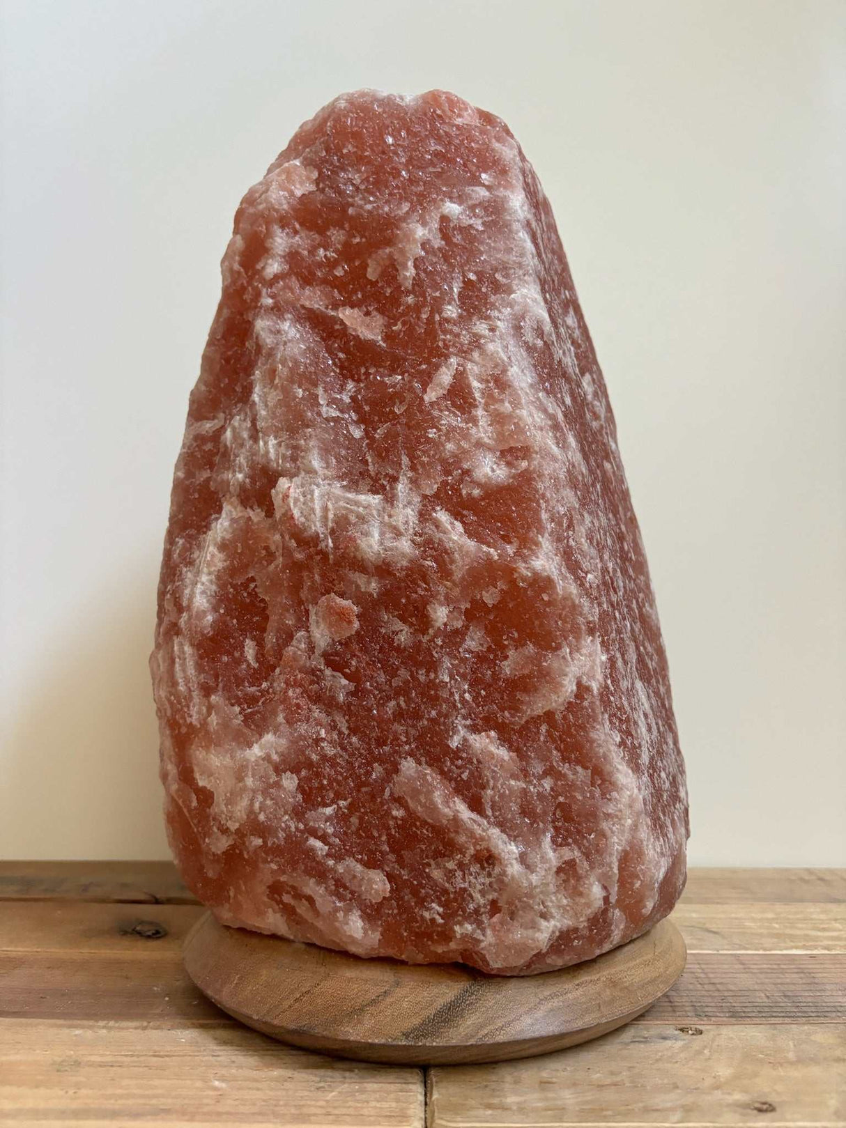 Handgemaakte Himalaya zoutlamp rood 12-15 kg met houten voet, 15W lampje en snoer, ideaal voor grote ruimtes