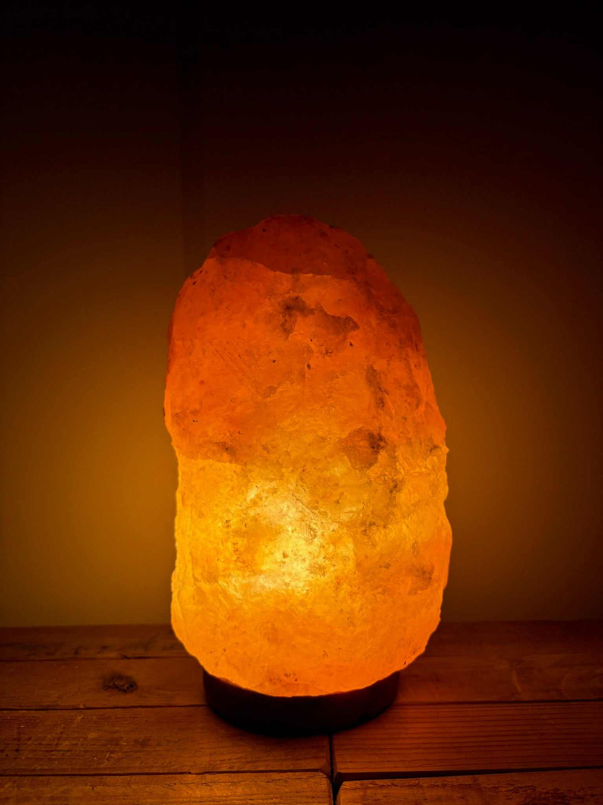 Handgemaakte Himalaya zoutlamp roze 4-6 kg met houten voet en warm licht
