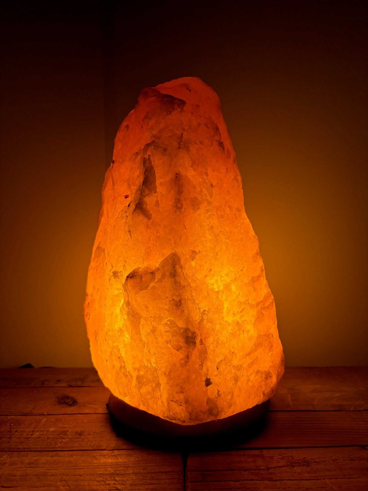 Himalaya zoutlamp roze 8–10 kg met houten voet en amberkleurige gloed voor sfeervolle verlichting