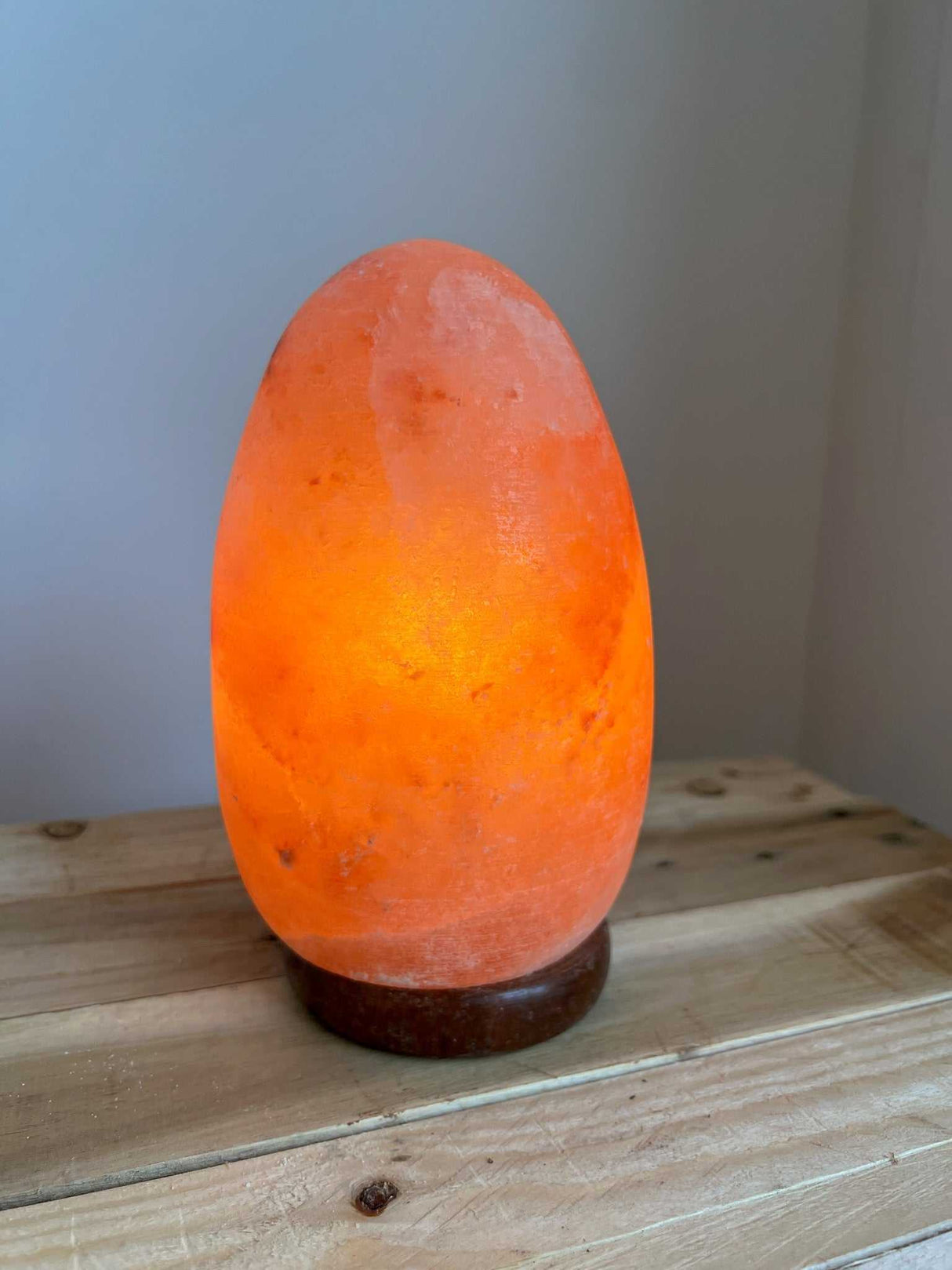 Himalaya zoutlamp ei-vorm met houten voet en warme gloed