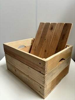 Handgemaakte houten kist van duurzaam gerecycled hout als stijlvolle geschenkkist en woondecoratie