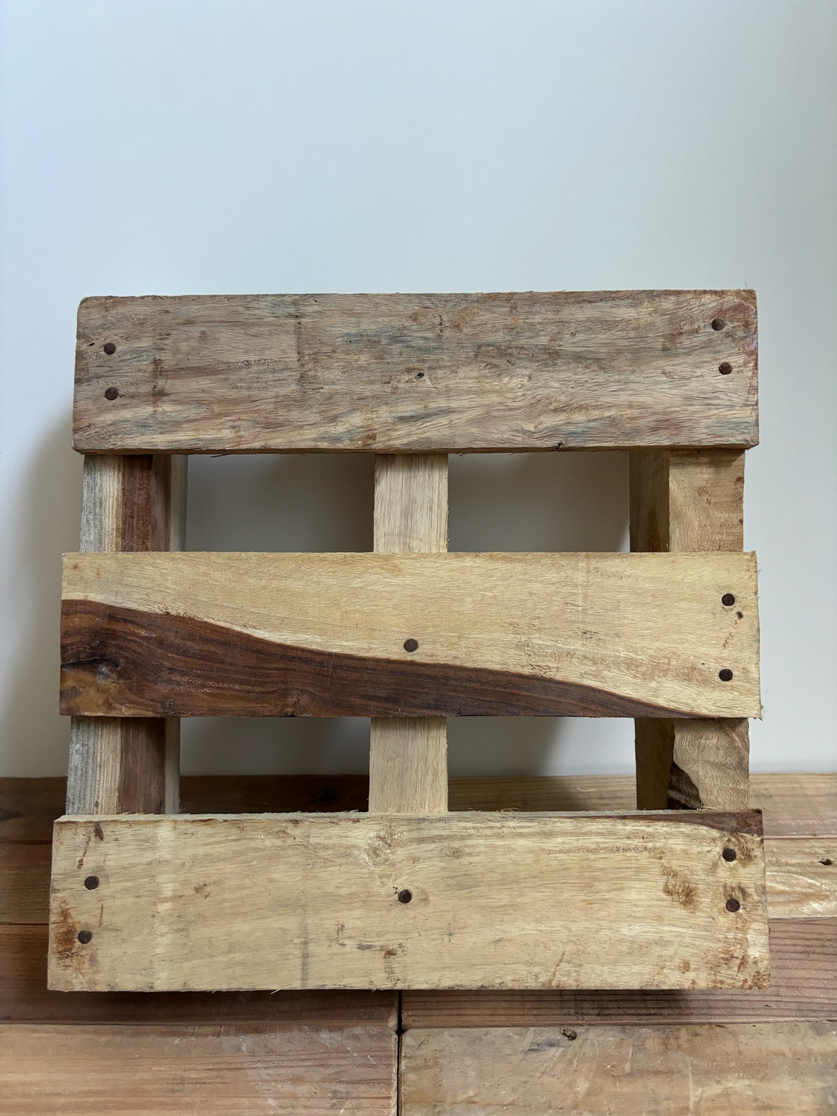 Natuurlijke houten onderzetter van Sheeshamhout met robuuste uitstraling – perfect voor het stijlen van een zoutlamp of plant.