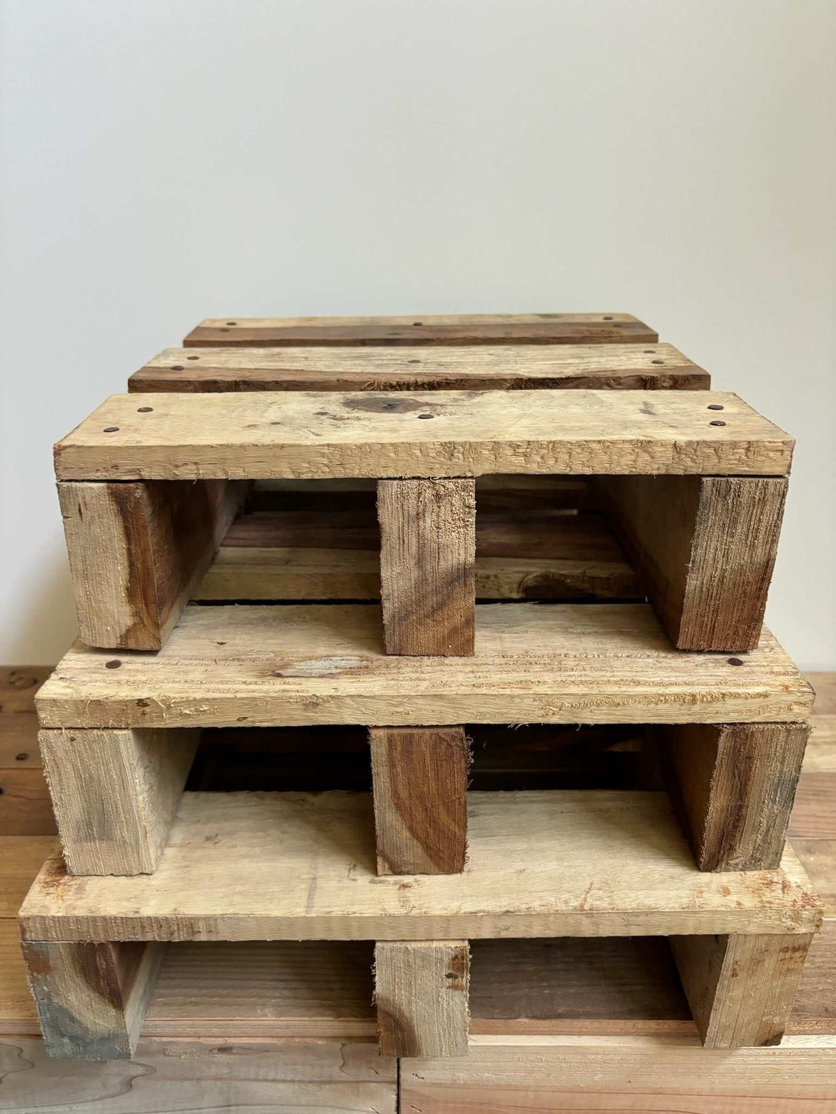 Handgemaakte houten pallet van massief Sheeshamhout voor zoutlamp en woondecoratie in 3 maten