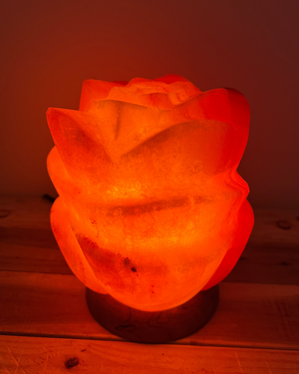 Himalaya zoutlamp lotusbloem met warme gloed en houten voet inclusief lampje en snoer