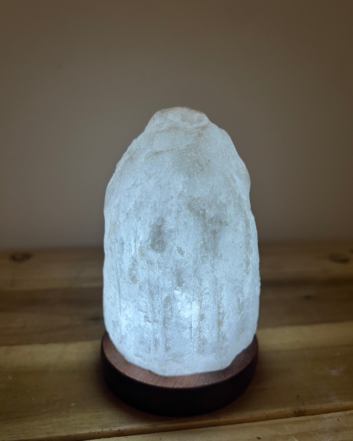 Compacte USB Himalaya zoutlamp in witte natuurlijke vorm, ideaal voor bureau of onderweg