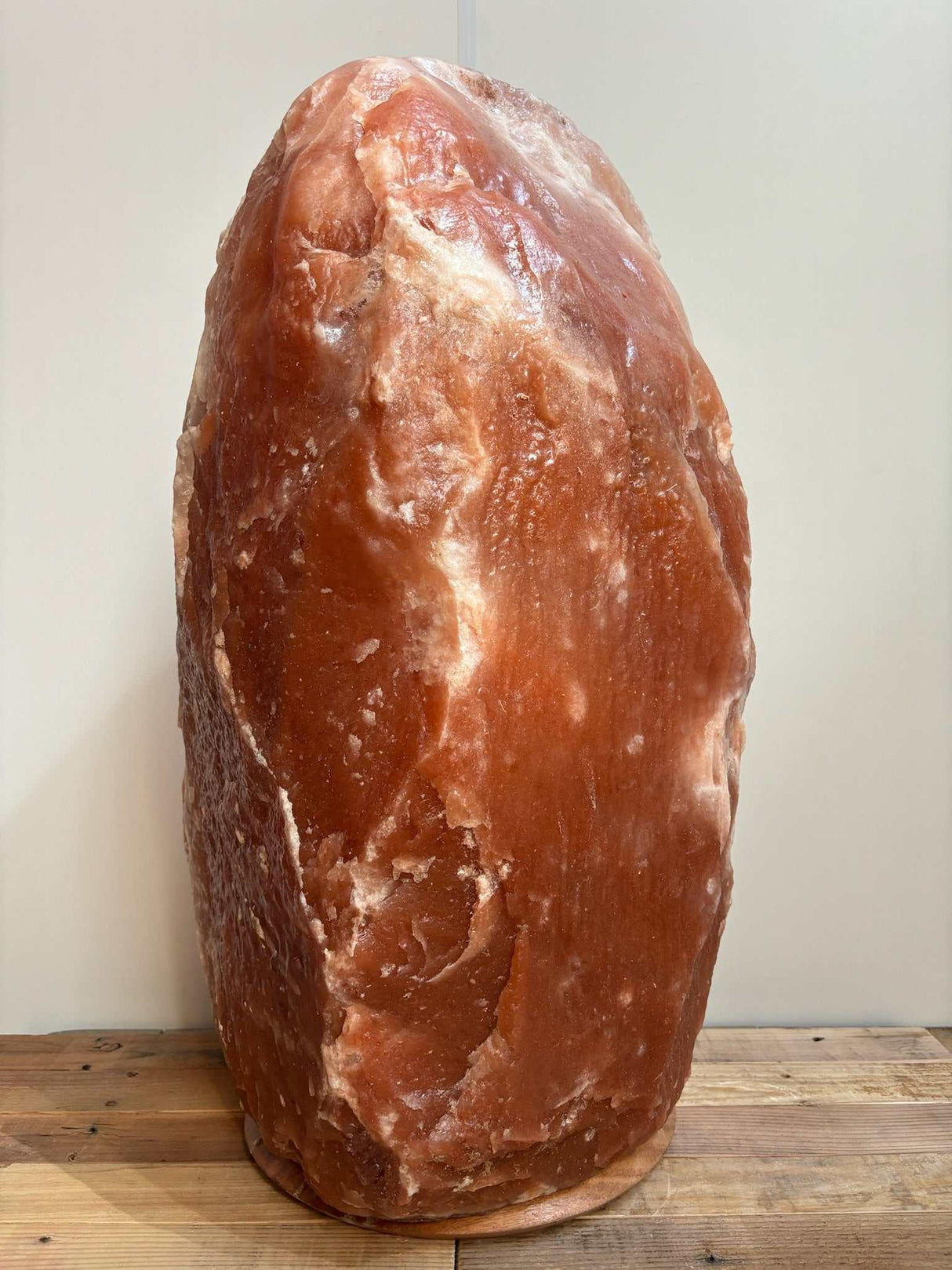 Himalaya XL rood zoutlamp 100-120 kg met warme oranje gloed en houten voet