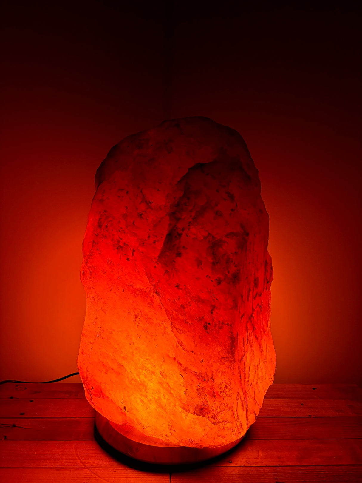 Lichte Himalaya zoutlamp 45–50 kg met zachte gloed op stevige houten voet