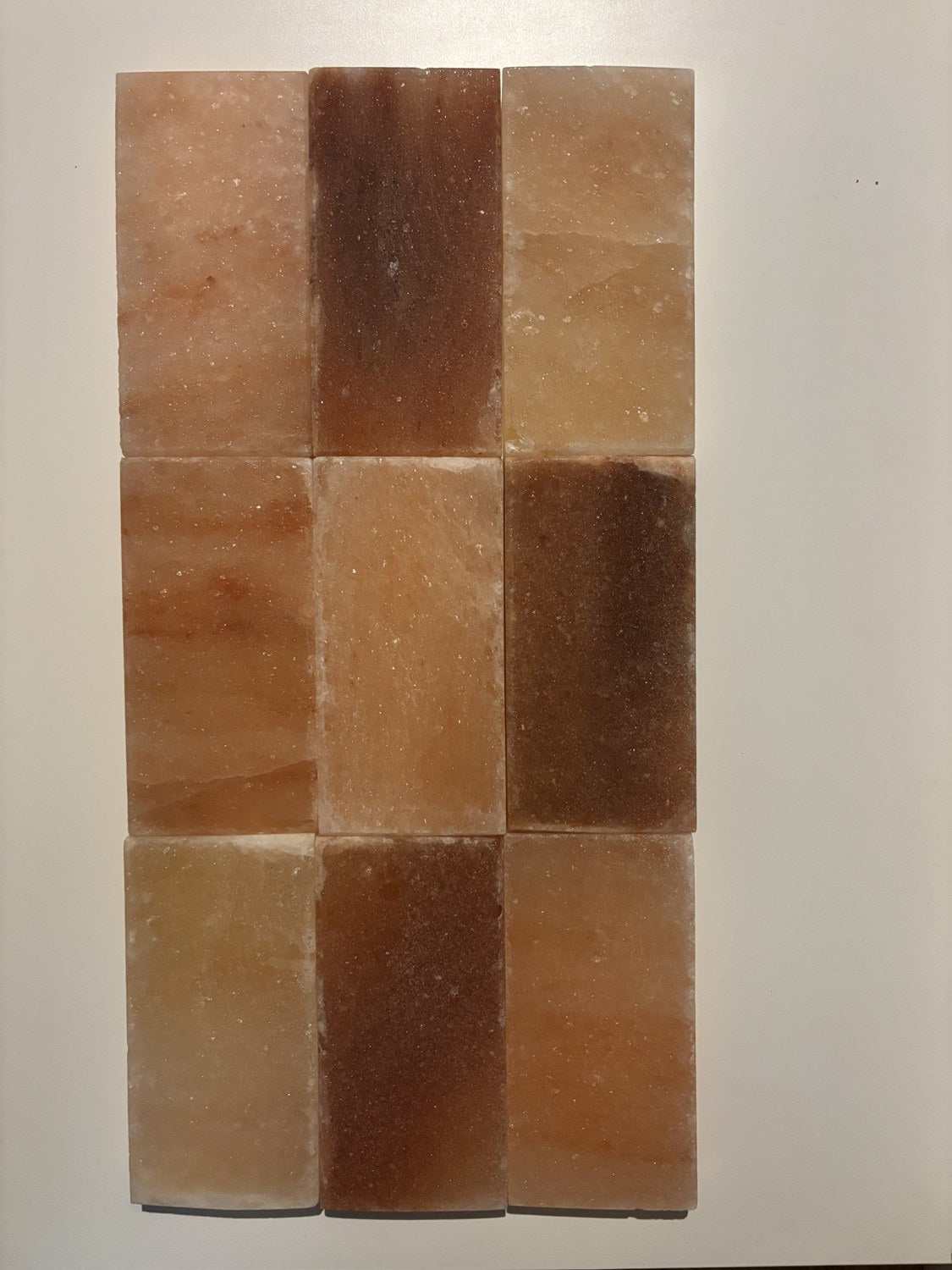 Rechthoekige Himalaya zoutsteen tegel 20x10x2,5 cm met warme amberkleur en natuurlijk metselverband patroon