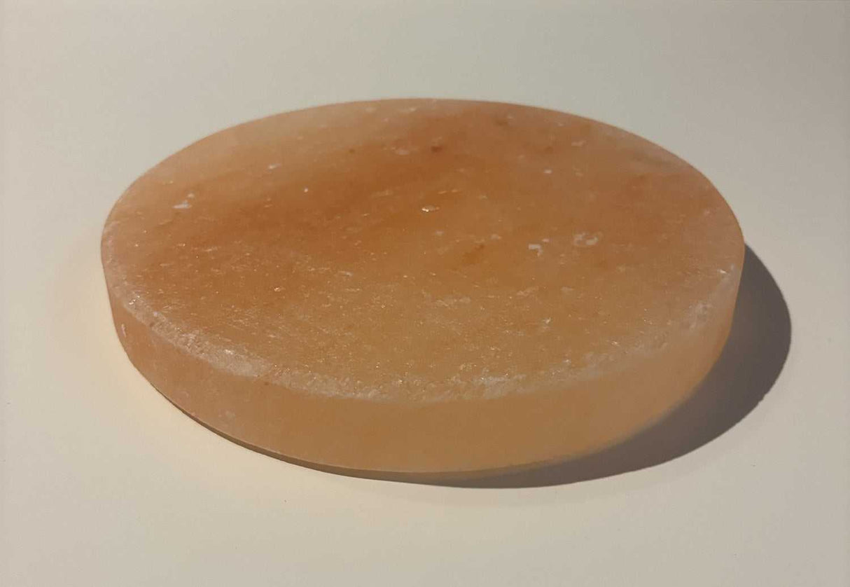 Ronde Himalaya zoutsteen tegel van 20 cm diameter en 2,5 cm dik, natuurlijk roze-oranje steenzout uit Pakistan, decoratief en uniek