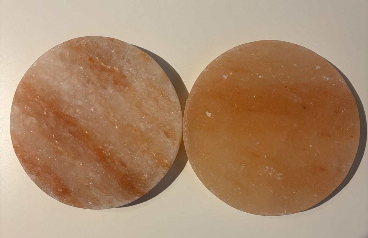 Ronde Himalaya zoutsteen tegel Ø20×2,5 cm in zachte roze en oranje tinten, geschikt als decoratieve onderlegger en serveerplank