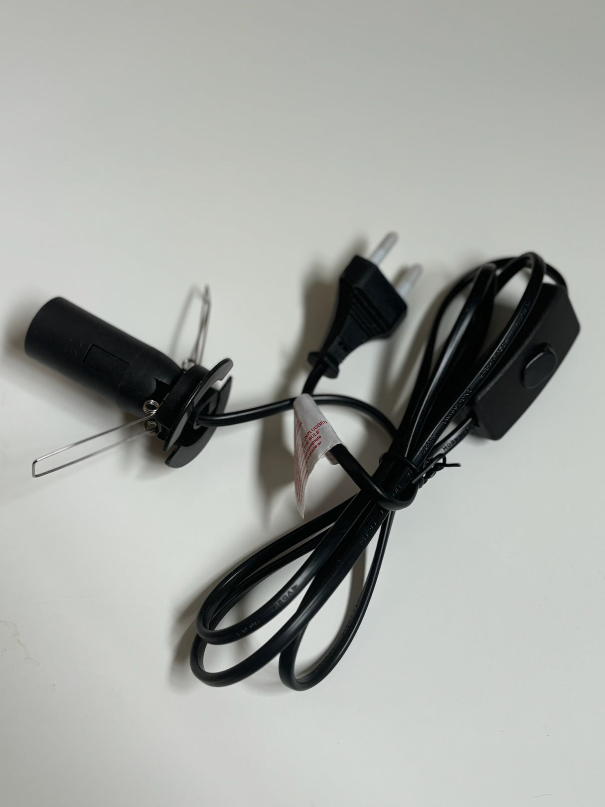 Elektriciteitssnoer van 1,5 meter met eenvoudige aan/uit-schakelaar en E14 fitting – geschikt voor zoutlampen tot 25 watt.