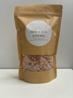 Zak van 1 kg Himalaya badzout met roze kristallen (korrelgrootte 2–5 mm). Natuurlijk en mineraalrijk zout uit Pakistan, verpakt in een milieuvriendelijke, hersluitbare kartonnen zak. Geschikt voor baden, scrubs en voetenbaden ter ondersteuning van ontspanning, huidverzorging en spierherstel.