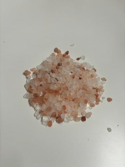 Zak van 1 kg Himalaya badzout met roze kristallen (korrelgrootte 2–5 mm). Natuurlijk en mineraalrijk zout uit Pakistan, verpakt in een milieuvriendelijke, hersluitbare kartonnen zak. Geschikt voor baden, scrubs en voetenbaden ter ondersteuning van ontspanning, huidverzorging en spierherstel.