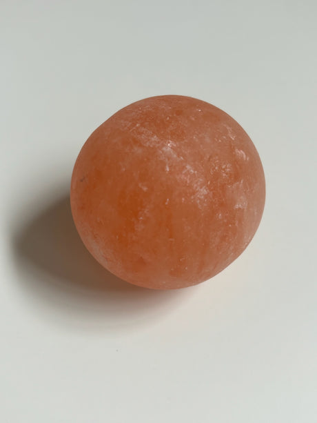 Ronde Himalaya badzoutbal van 50 mm doorsnee, gemaakt van 100% puur kristalzout uit Pakistan. Natuurlijke wellnessbal voor in bad, rijk aan mineralen, ondersteunt ontspanning, huidverzorging en verlichting van spierpijn.