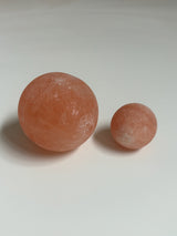 Ronde Himalaya badzoutbal van 50 mm doorsnee, gemaakt van 100% puur kristalzout uit Pakistan. Natuurlijke wellnessbal voor in bad, rijk aan mineralen, ondersteunt ontspanning, huidverzorging en verlichting van spierpijn.