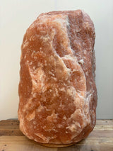 Himalaya XL zoutlamp rood 120-140 kg met diepe warme oranje-rode gloed en houten voet