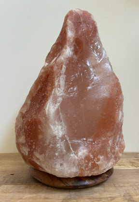 Himalaya zoutlamp 10-12kg op houten voet, sfeerlicht en luchtzuivering voor woonkamers.