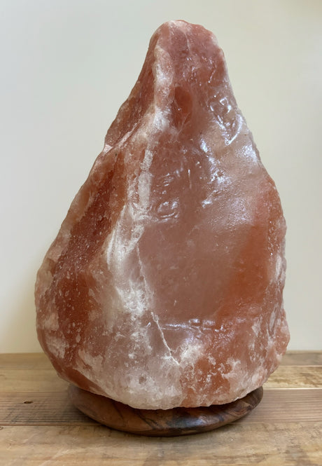 Himalaya zoutlamp 10-12kg op houten voet, sfeerlicht en luchtzuivering voor woonkamers.