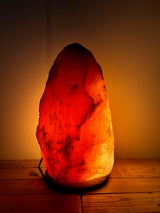 Himalaya zoutlamp 10-12kg op houten voet, sfeerlicht en luchtzuivering voor woonkamers.