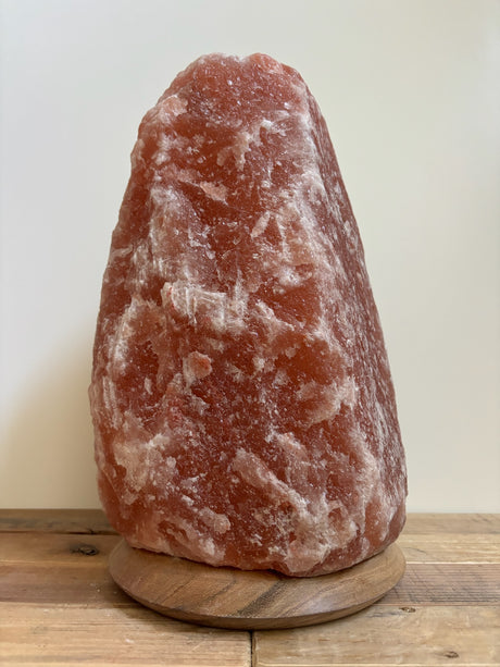 Himalaya zoutlamp 12-15kg, groot formaat met warme, natuurlijke gloed, op stevige houten voet.
