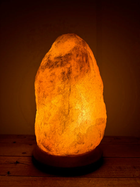 Himalaya zoutlamp 3-4kg op houten voet – roze zoutkristal lamp uit Pakistan, sfeervol en luchtzuiverend, perfect voor woonkamer, slaapkamer of yoga.