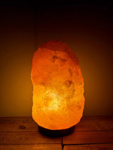 Handgemaakte Himalaya zoutlamp roze 4-6 kg met houten voet en warm licht