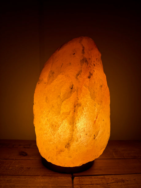 Grote Himalaya zoutlamp 6-8kg op houten voet – natuurlijke roze zoutkristal lamp, sfeervol en luchtzuiverend voor woonkamer of yogastudio.