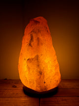 Himalaya zoutlamp 8-10kg op houten voet – extra grote natuurlijke zoutkristal lamp, sfeervolle luchtzuiveraar voor woonkamer, praktijk of yogastudio.