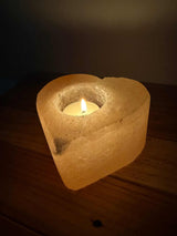 Hartvormige waxinelichthouder van natuurlijke zoutsteen met warme gloed