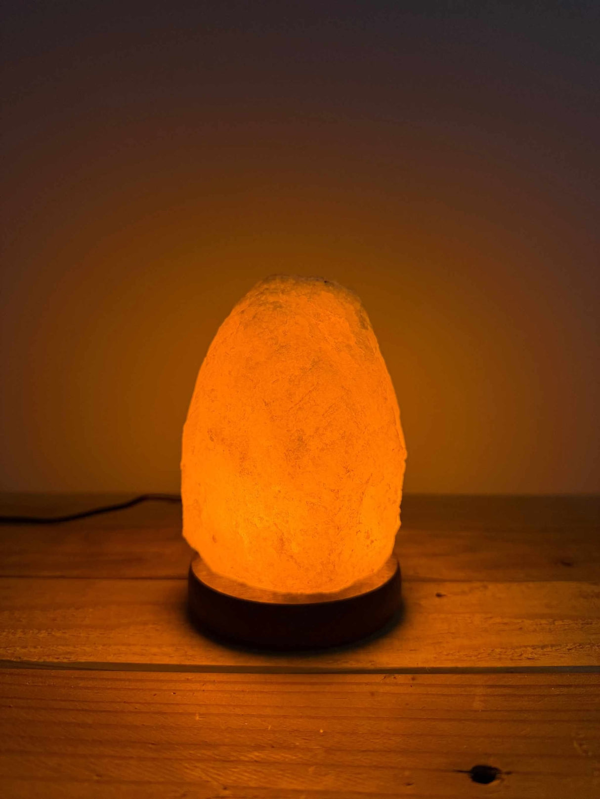 Natuurlijk roze Himalaya zoutsteen USB lampje met schakelaar en reservelampje, compact en draagbaar voor rustgevende sfeerverlichting.