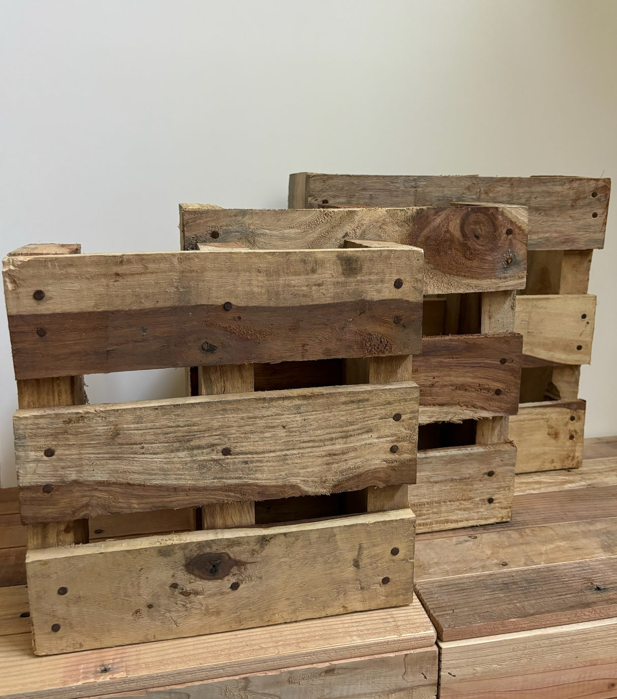 3 soorten handgemaakte Sheeshamhoute pallets, perfect als natuurlijke ondergrond voor diverse maten Himalaya zoutlampen.