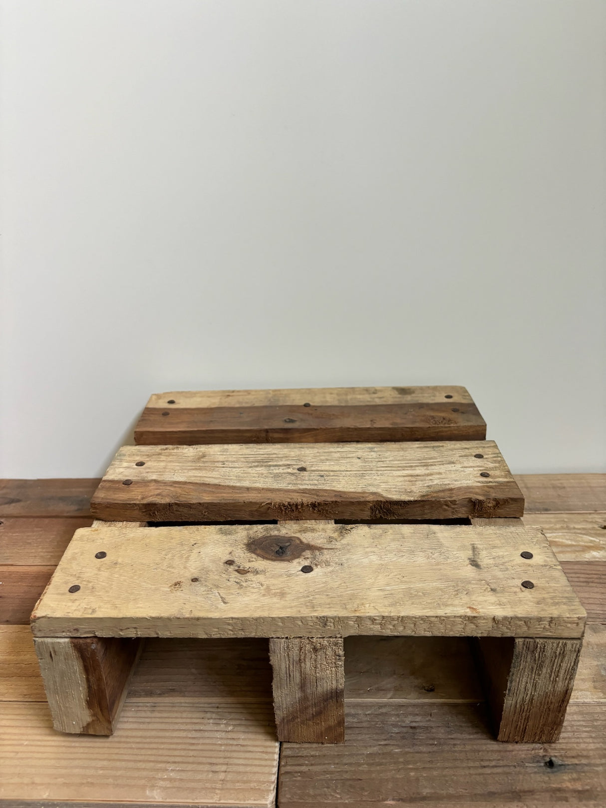 Rustieke houten standaard van 100% onbewerkt Sheeshamhout, geschikt voor het presenteren van zoutlampen, kaarsen of planten.