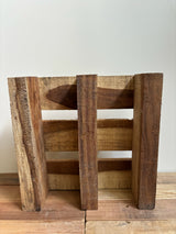 Ambachtelijke houten sokkel met warme houtnerf, ideaal voor het accentueren van natuurlijke woondecoratie in elk interieur.