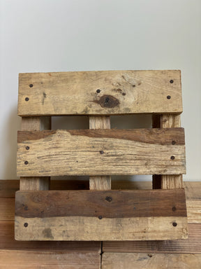 Vierkante houten pallet in warme houttinten met unieke nerftekening – ambachtelijk gemaakt en ideaal voor sfeervolle interieurstyling.