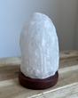 Compacte USB Himalaya zoutlamp in witte natuurlijke vorm, ideaal voor bureau of onderweg