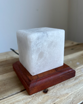 Compacte USB Himalaya zoutlamp in witte vierkante vorm, ideaal voor bureau of onderweg