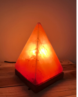 Handgemaakte Himalaya zoutlamp piramide met warme gloed en houten voet, inclusief kabel en reservelampje