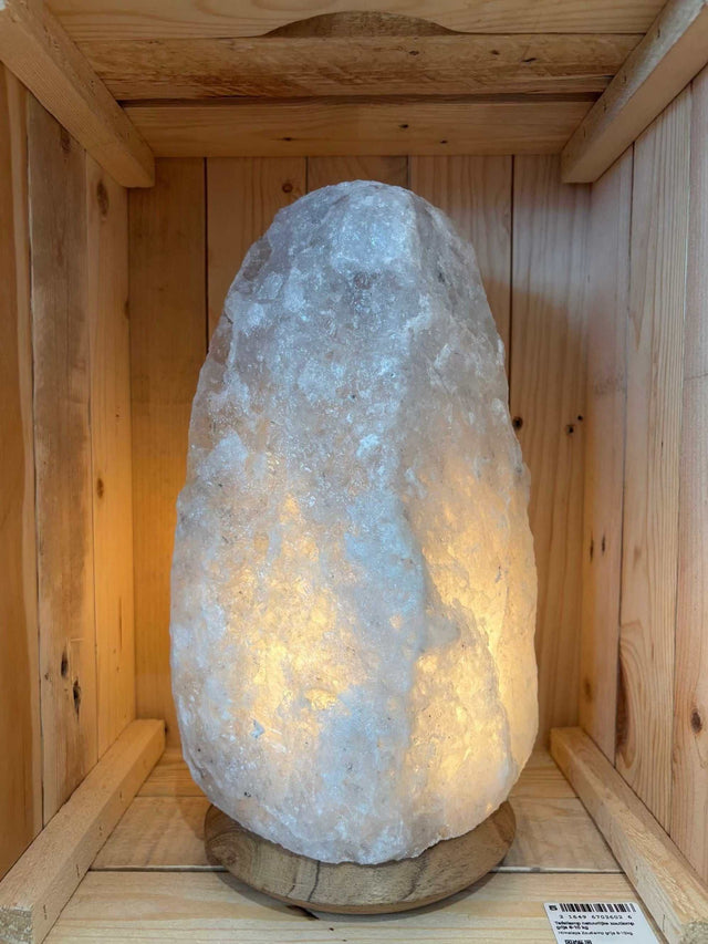 Brandende grijze Himalaya zoutlamp 8-10 kg op houten voet in houten kist