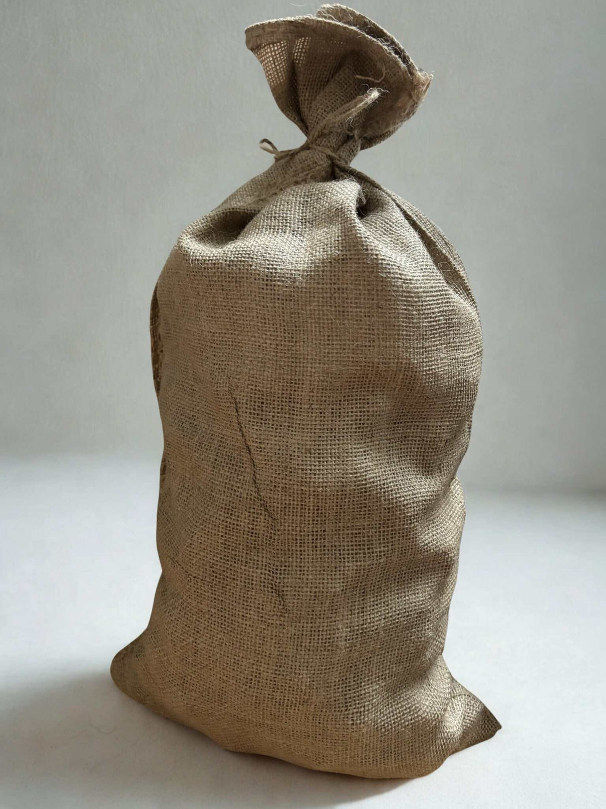 Ruwe Himalaya zoutsteenbrokken van 2-5 cm in hersluitbare jute zak voor natuurlijke sfeer