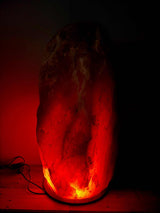 Himalaya XL zoutlamp rood 100-120 kg met warme oranje gloed en houten voet