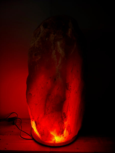 Himalaya XL zoutlamp donker 100–120 kg met diepe oranje/rode gloed