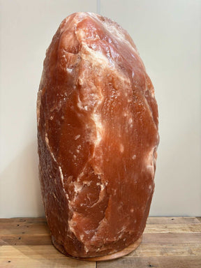Himalaya XL rood zoutlamp 100-120 kg met warme oranje gloed en houten voet