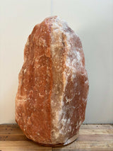 Himalaya XL zoutlamp rood 120–140 kg met diepe warme oranje-rode gloed en houten voet