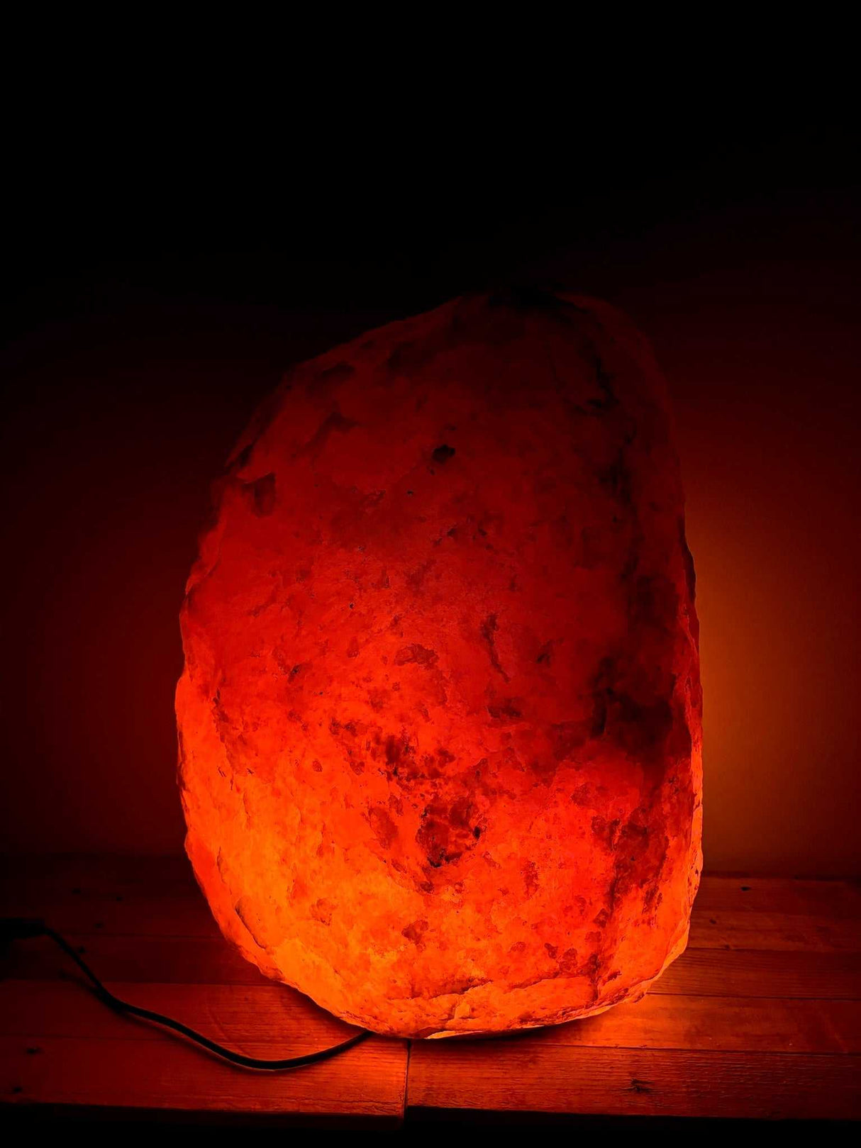 Himalaya XL zoutlamp rood 80–90 kg met houten voet en warme oranje-rode gloed