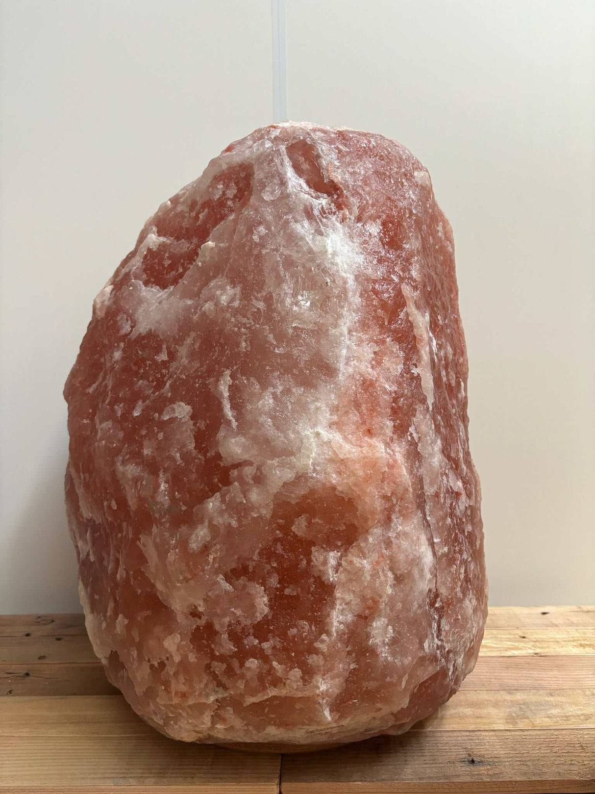 Himalaya XL zoutlamp rood 80-90 kg met dieporanje gloed en houten voet