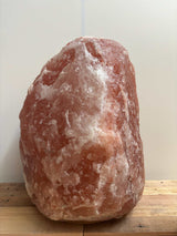 Himalaya XL zoutlamp rood 80-90 kg met dieporanje gloed en houten voet