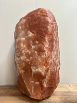 Himalaya XL zoutlamp rood 90-100 kg met diepe warme gloed en houten voet