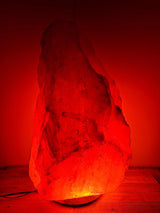 Himalaya XL zoutlamp roze 100-120 kg met warme amberkleurige gloed en houten voet