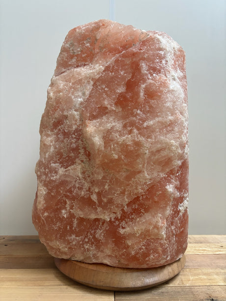  Lichte Himalaya zoutlamp 45–50 kg in natuurlijke roze tint op stevige houten voet